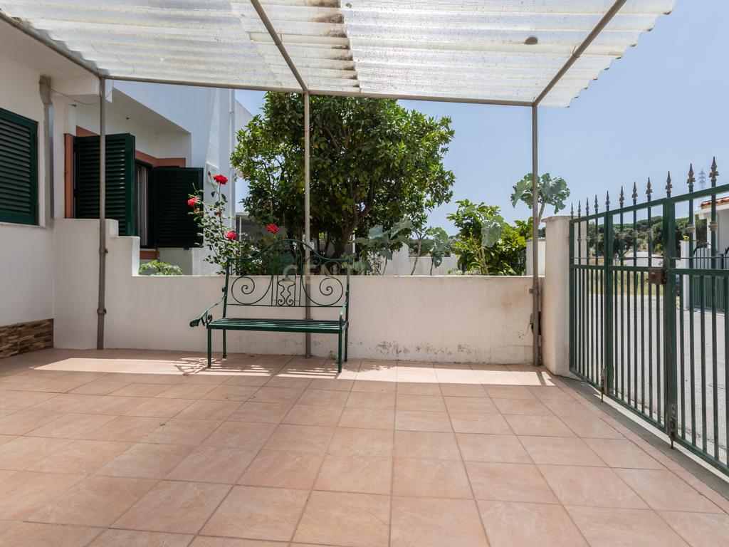 Moradia T3 Renovada com Painéis Solares, Ar Condicionado e 2 Logradouros | Manteigadas - Setúbal - Image 4