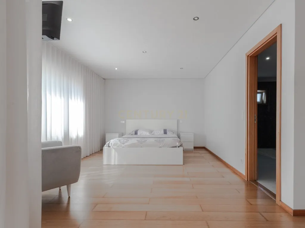 Moradia T3 de Excelência na Maia| 398 m² | 3 Suítes | Garagem para várias Viaturas - Image 29