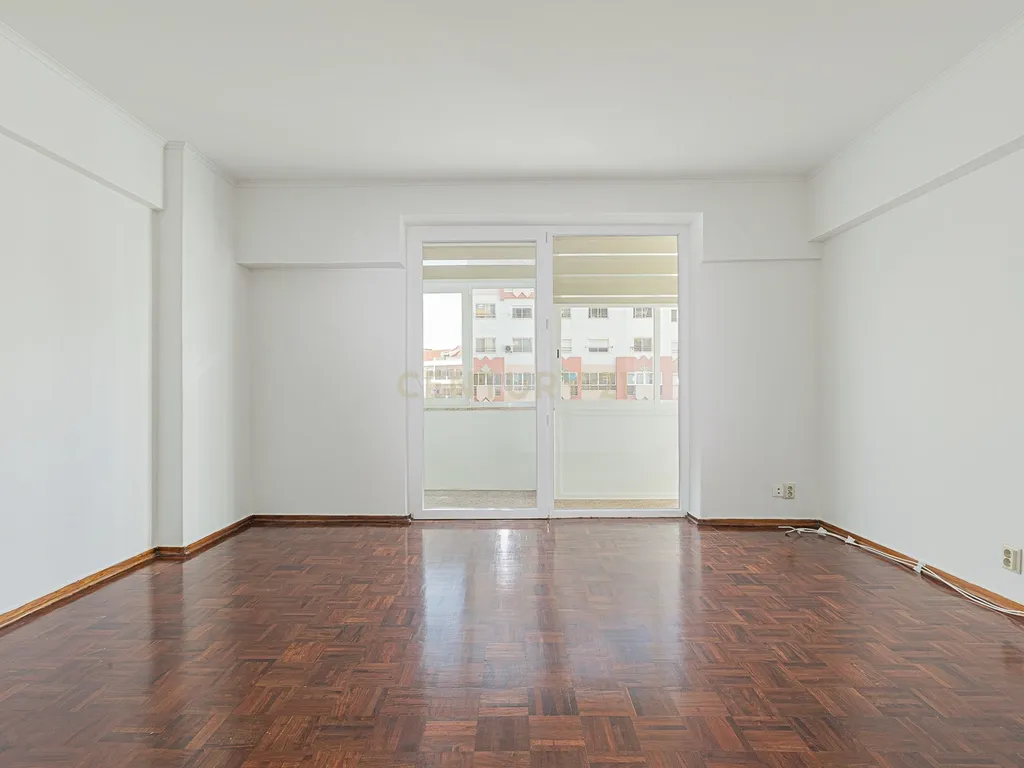 APARTAMENTO REMODELADO NO CENTRO DA COSTA DE CAPARICA - Image 1