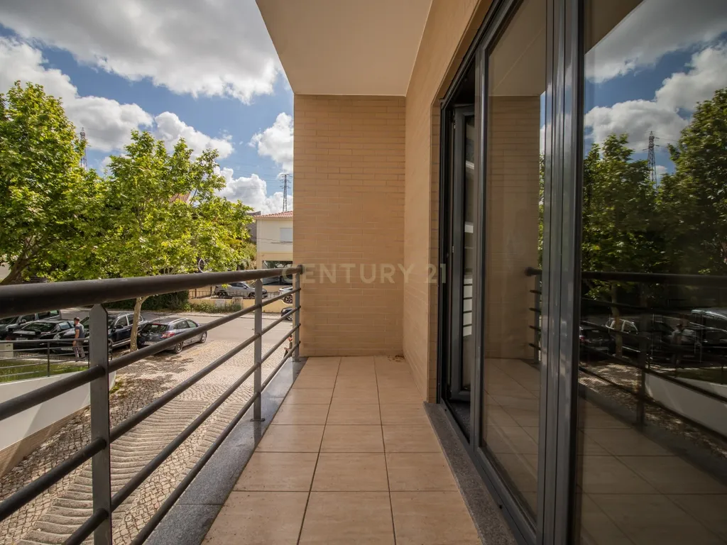 Apartamento T3 c/ 2 Varandas, Garagem Dupla e Terraço com Sala de Eventos - Image 11