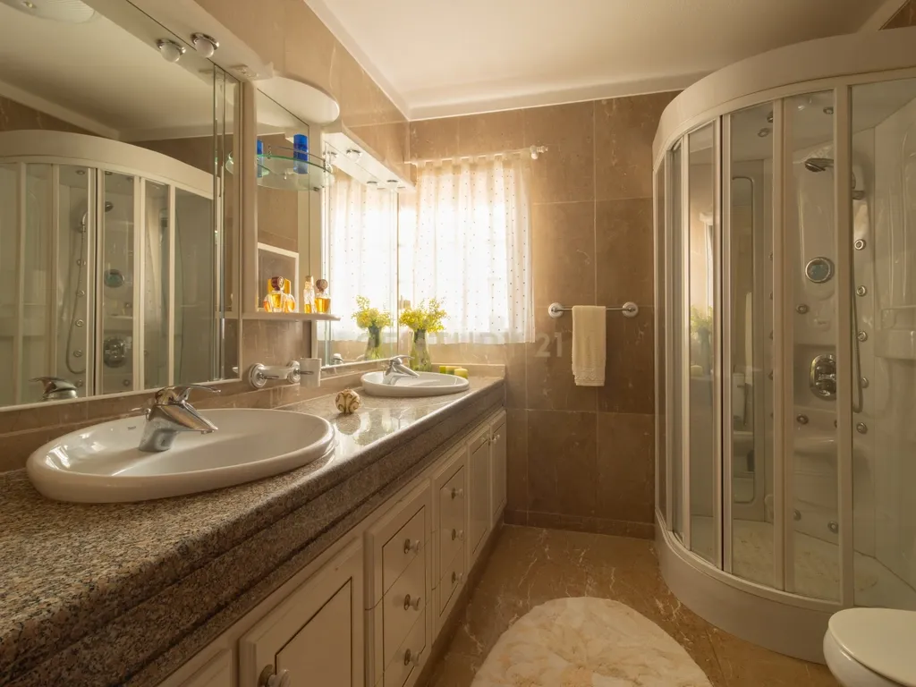 CONJUNTO MORADIA, 4 APARTAMENTOS E PAVILHÃO - Image 2