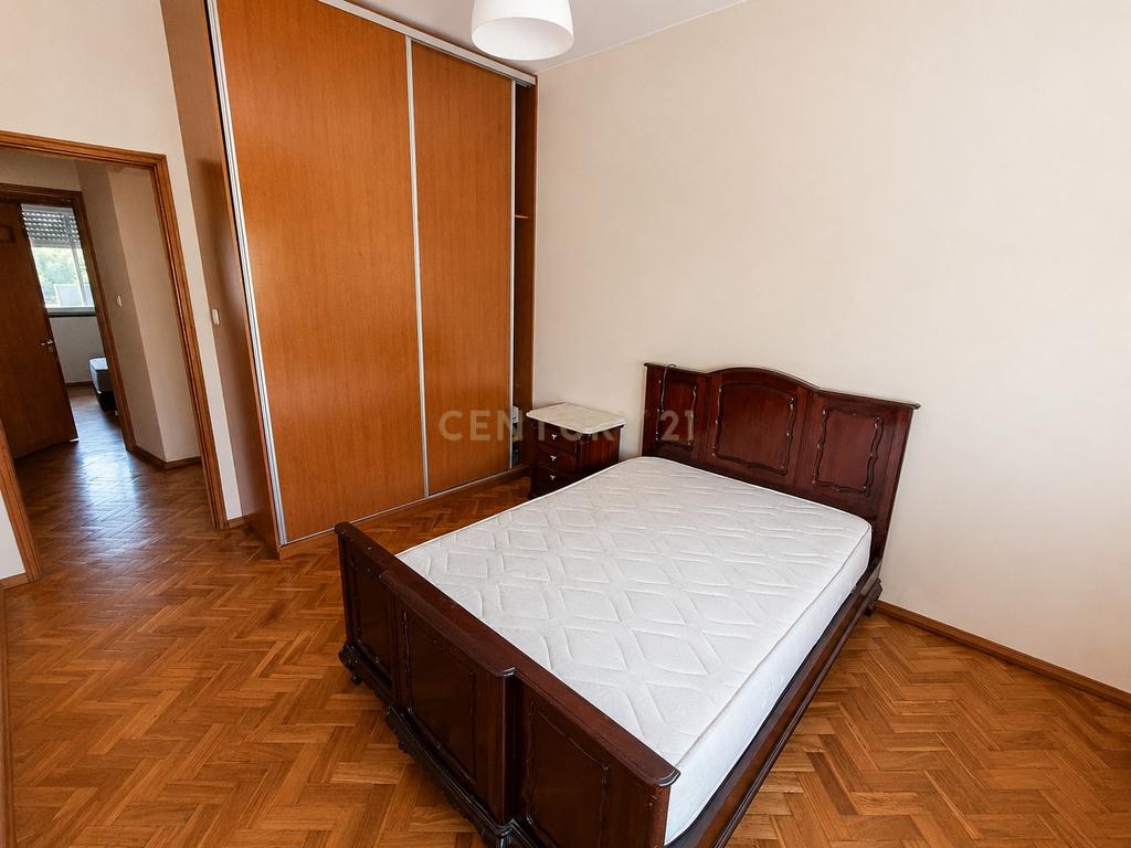 Apartamento T5 usado, com 2 lugares de Garagem e Arrumos - Paranhos - Image 8