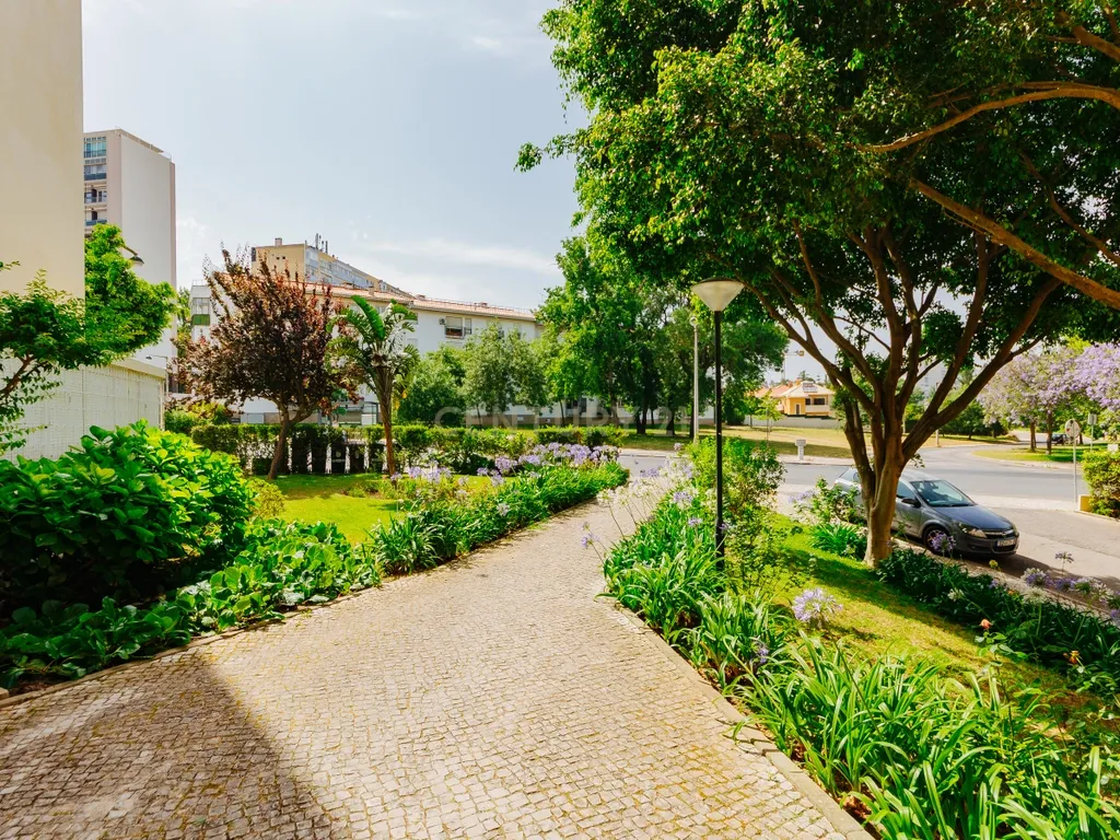 T2 Olivais lisboa com garagem - Image 36