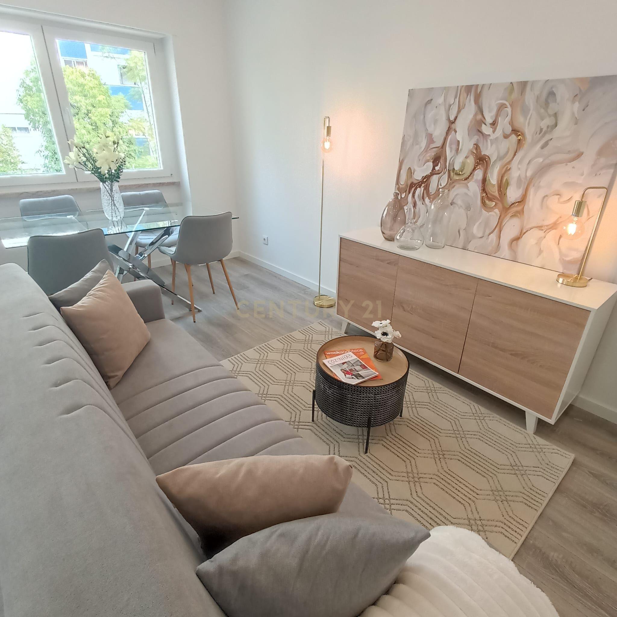 Fotografia 3 de Apartamento T3 Renovado com Suíte, Varanda e Vista para Monsanto