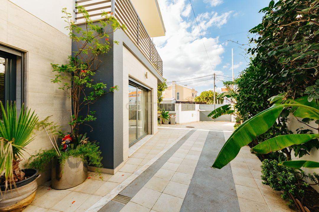 Luxuosa Moradia Renovada com Vista Panorâmica em Loures - Image 42