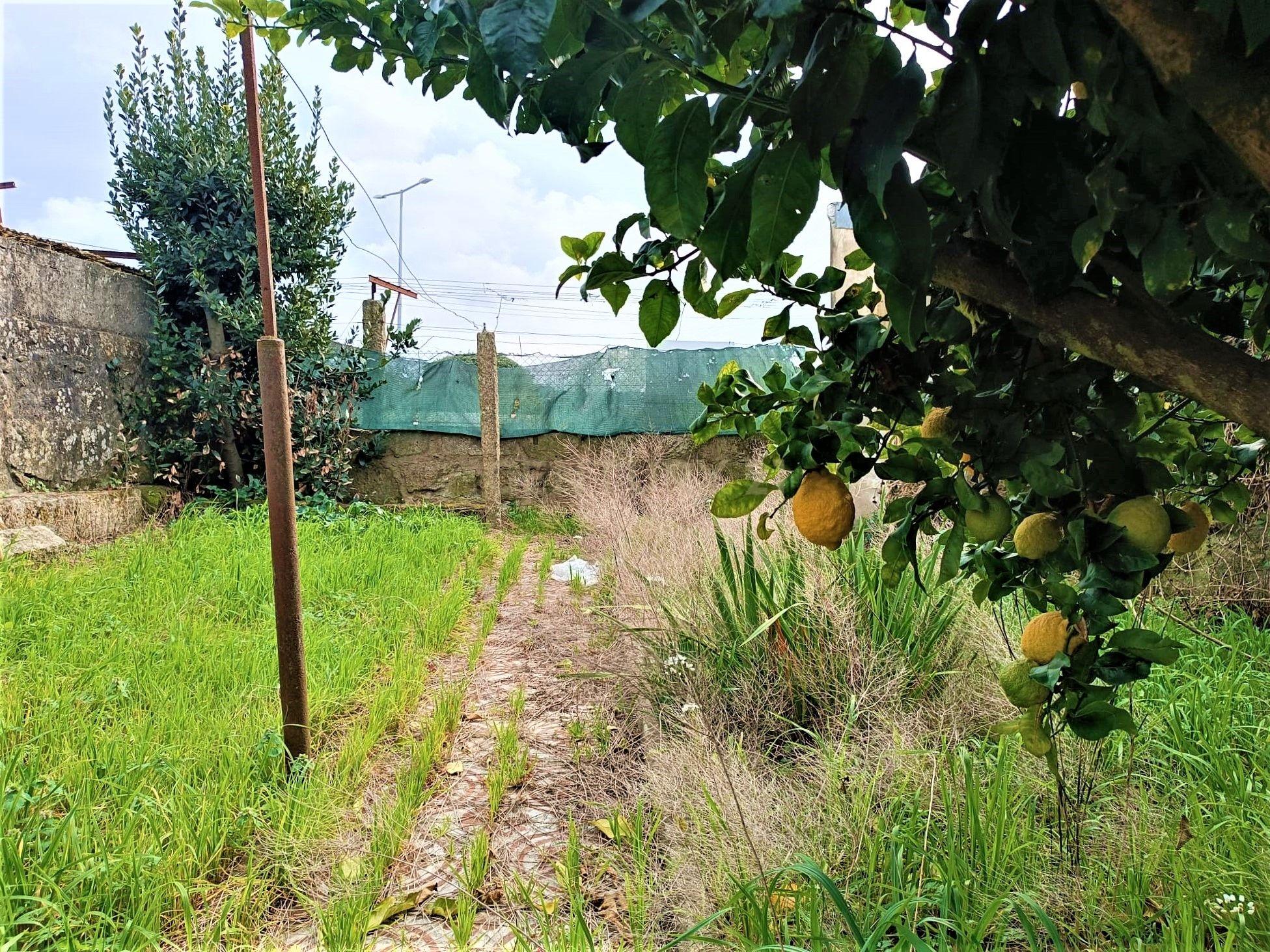 Moradia bifamiliar com cinco quartos, terreno e água para reconstrução no coração da Cidade da Maia, em Gueifaes - Image 44