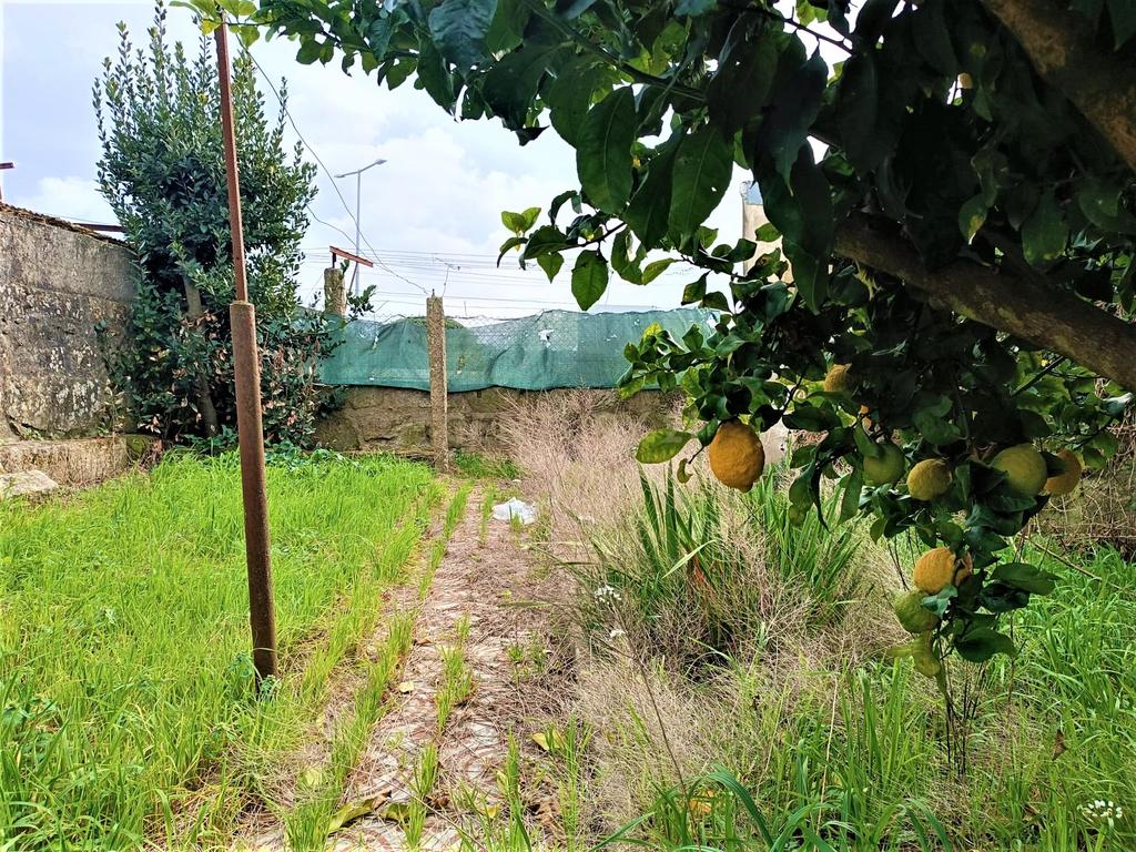 Moradia bifamiliar com cinco quartos, terreno e água para reconstrução no coração da Cidade da Maia, em Gueifaes - Image 44