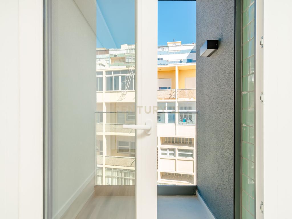 Exclusiva Penthouse T4 inserida num Empreendimento em Almada - Image 27
