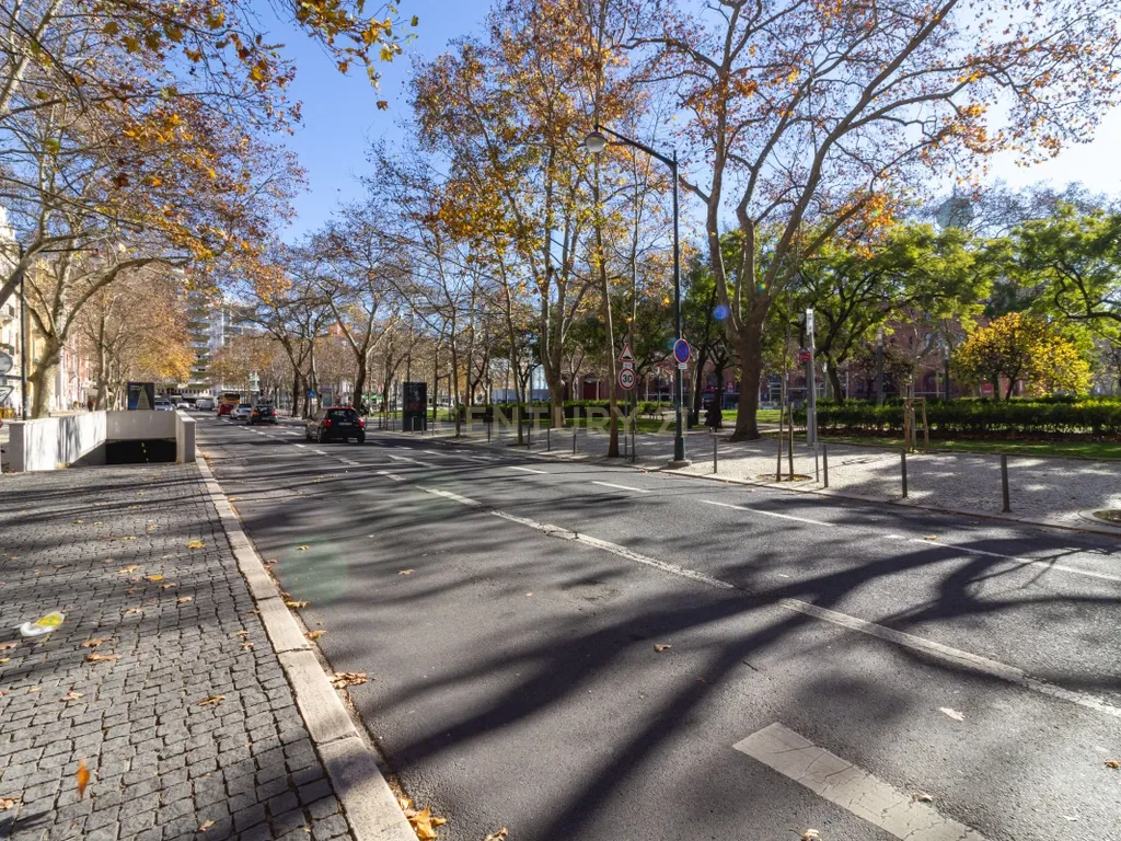 T3 TOTALMENTE RENOVADO COM VARANDA DE 21 m² NO CAMPO PEQUENO – LISBOA - Image 34