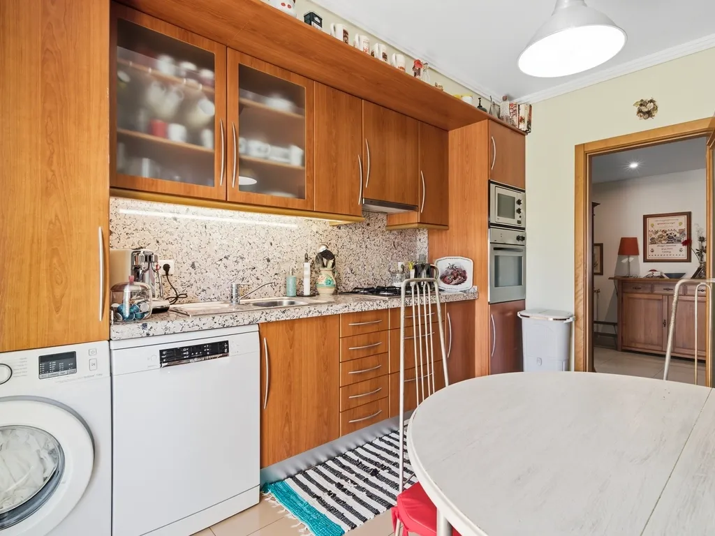 Apartamento T3 com 2 varandas, suíte e garagem no Cacém - Image 6