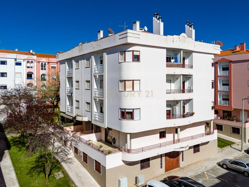 Fantástico apartamento T2 com garagem, e terraço, em Corroios, Almada. - Image 25