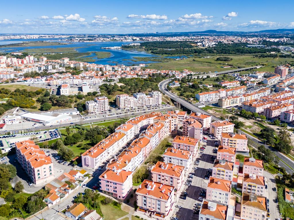 Fantástico apartamento T2 com garagem, e terraço, em Corroios, Almada. - Image 28