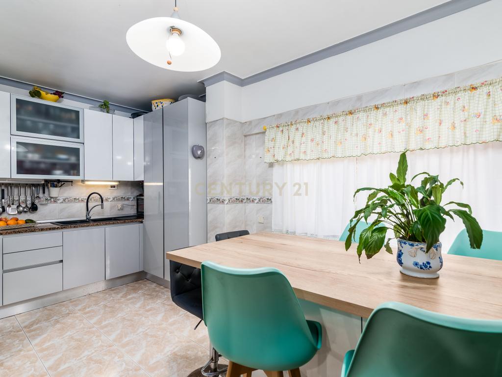 Fantástico apartamento T2 com garagem, e terraço, em Corroios, Almada. - Image 6