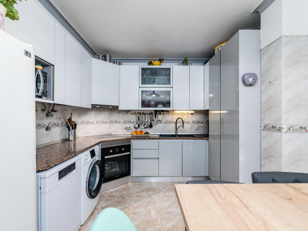 Fantástico apartamento T2 com garagem, e terraço, em Corroios, Almada. - Image 9