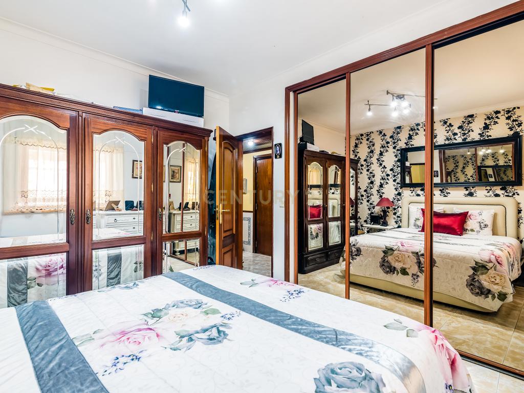 Fantástico apartamento T2 com garagem, e terraço, em Corroios, Almada. - Image 12