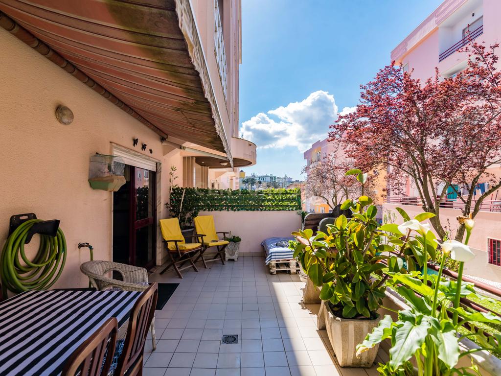 Fantástico apartamento T2 com garagem, e terraço, em Corroios, Almada. - Image 4