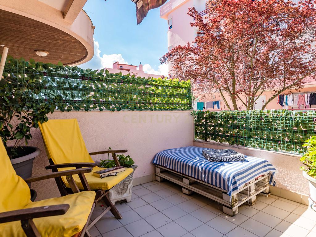 Fantástico apartamento T2 com garagem, e terraço, em Corroios, Almada. - Image 1
