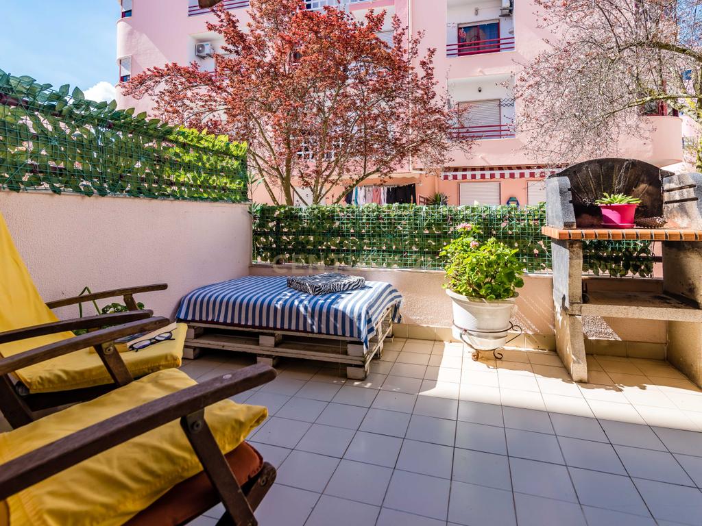 Fantástico apartamento T2 com garagem, e terraço, em Corroios, Almada. - Image 2