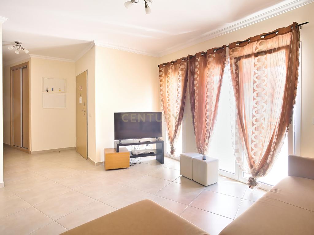 Apartamento T3 Espaçoso e Acolhedor, a Passos do Mar na Nazaré. - Image 2