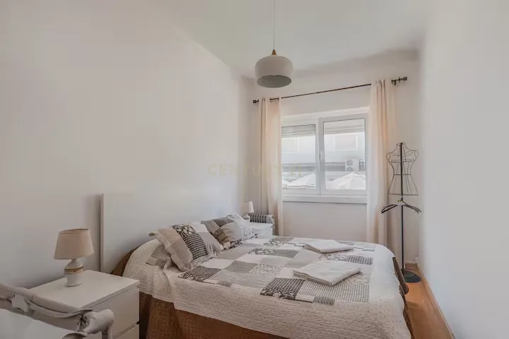 Apartamento T2 remodelado e mobilado no centro de Almada - Image 1