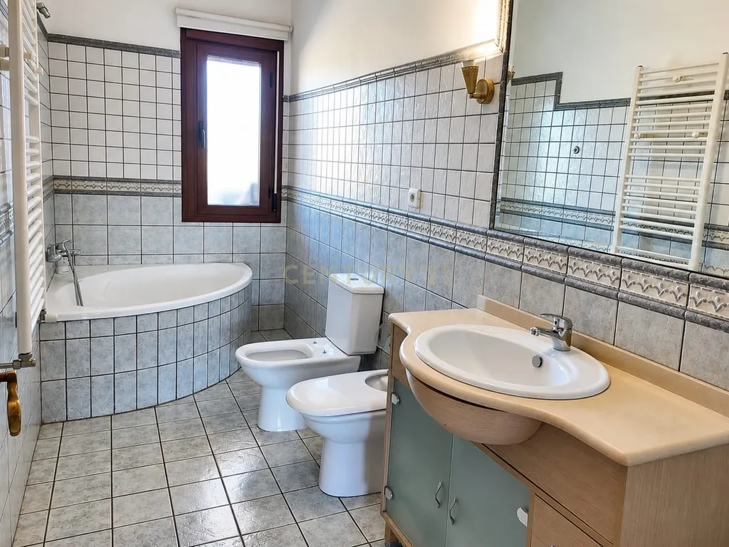 EXCECIONAL MORADIA COM PISCINA E AMPLA PARCELA URBANA EM HERRERA DE ALCÁNTARA - Image 12