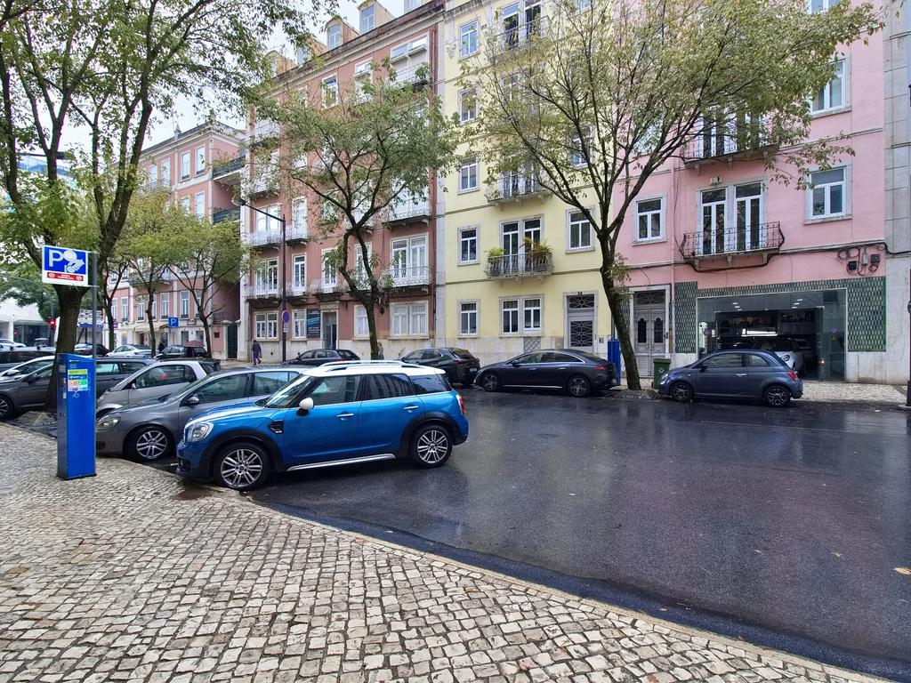 Apartamento Renovado e Mobilado na Av. João Crisóstomo, Lisboa - Image 19