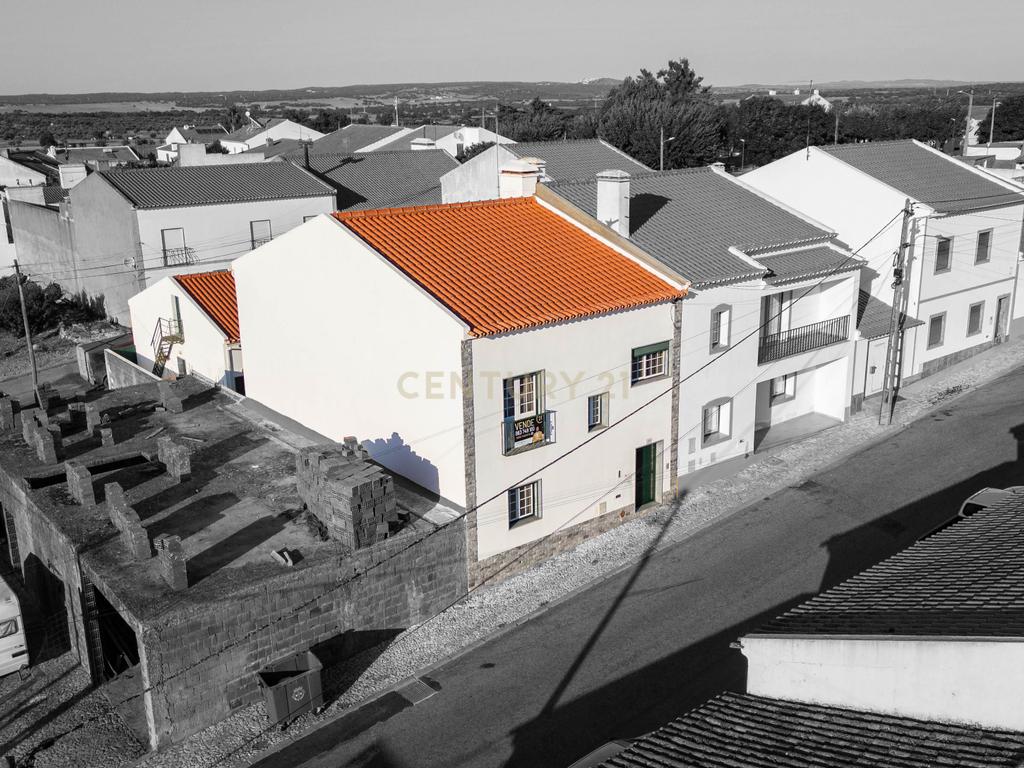 Moradia T4 Mobilada e Equipada com Garagem e Anexo no Bairro do Altinho, Viana do Alentejo - Image 1