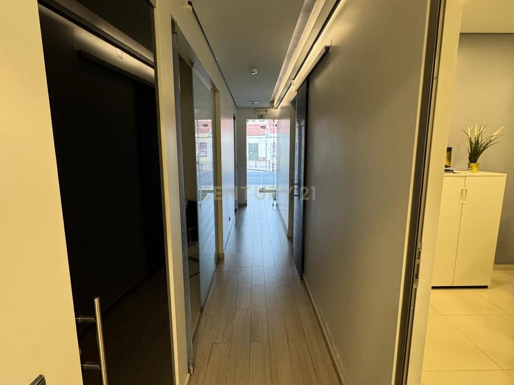 Escritório Renovado para Arrendamento Zona Central de Setubal - Image 12