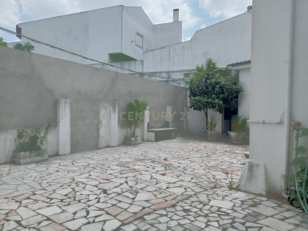 Edifício Versátil em Santarém com Vista e Acessibilidade - Image 7
