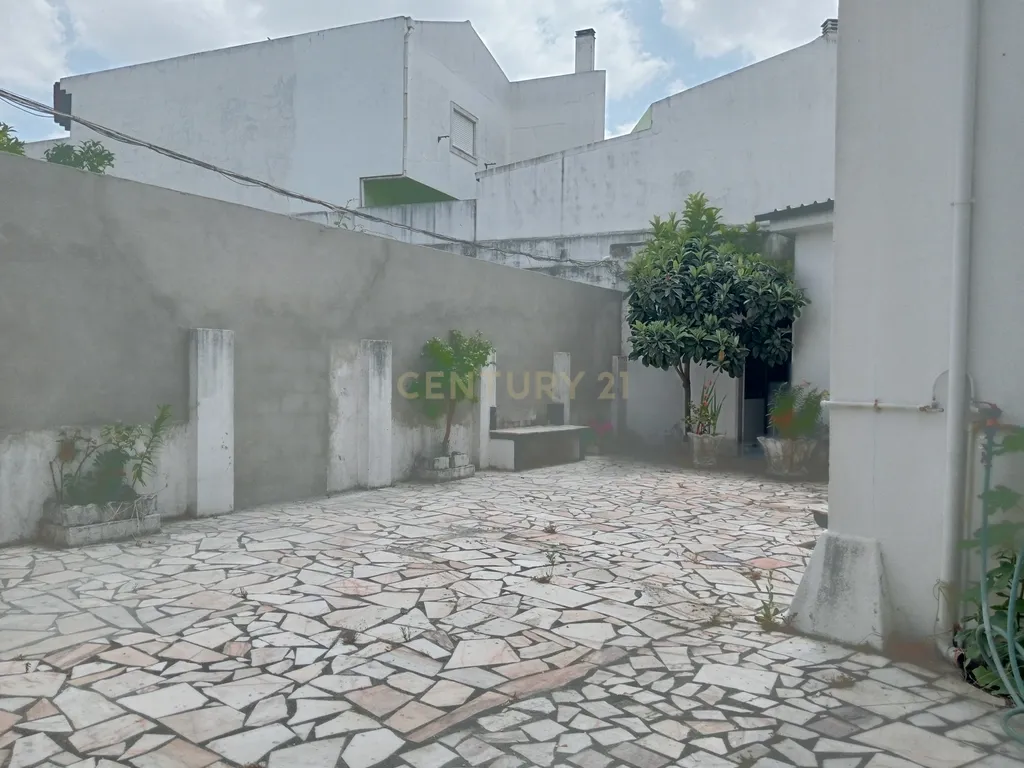 Edifício Versátil em Santarém com Vista e Acessibilidade - Image 7