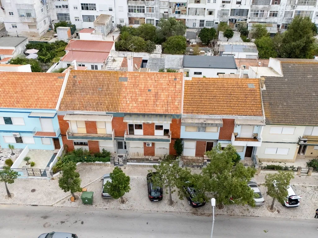 Apartamento T3 Transformado em T2 - Logradouro e Garagem BOX - Junto ao Tribunal e Parque Municipal - Montijo - Image 23