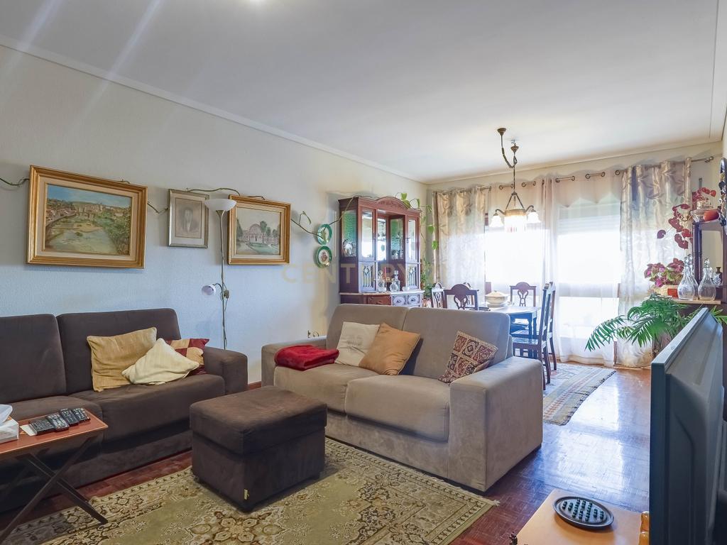 Apartamento T4 com Elevador e Vistas Deslumbrantes em Matosinhos Sul - Image 1