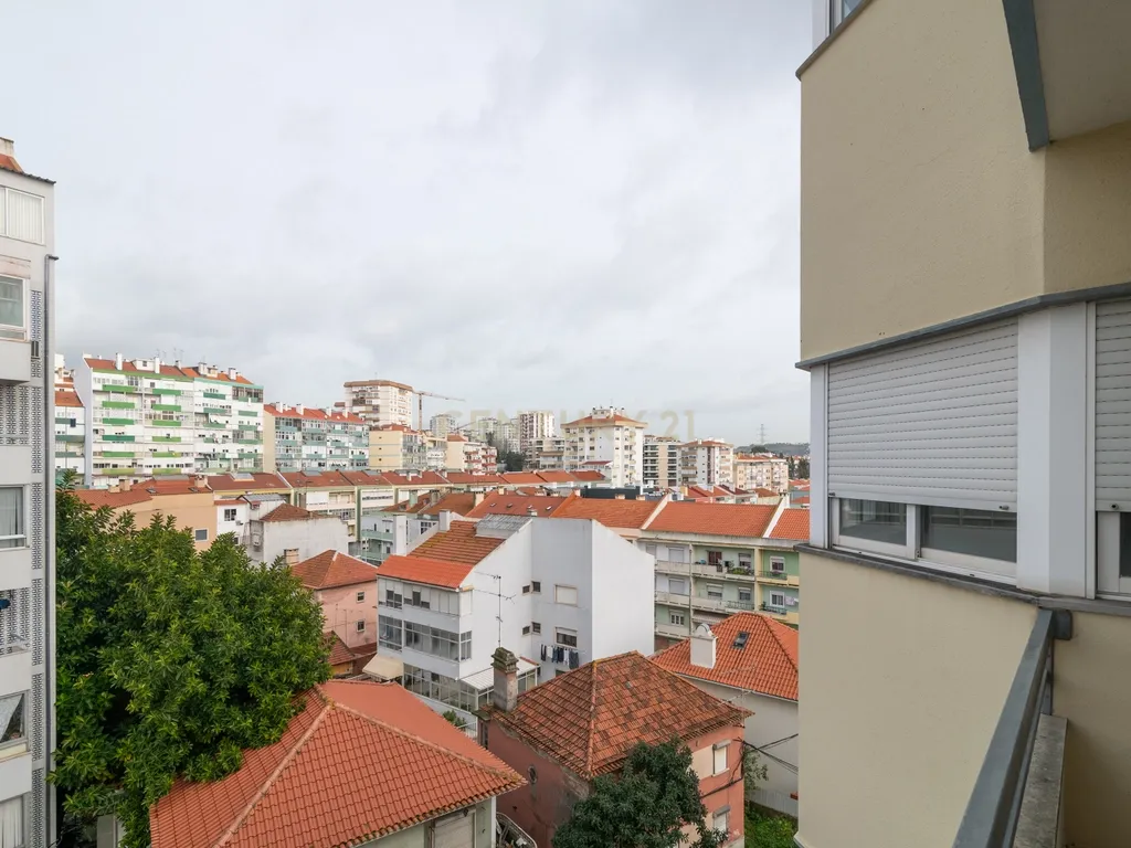 Apartamento T4 no Centro de Odivelas com Parqueamento para 3 Viaturas - Image 31