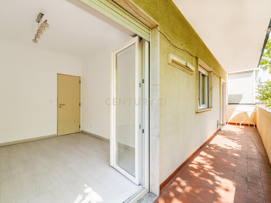 Apartamento T3 com Excelente Localização em Agualva-Cacém - Image 13