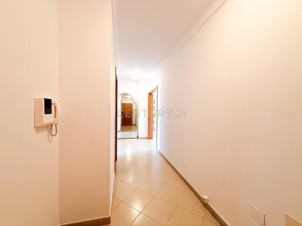 Espaçoso apartamento T2 com varanda em Armação de Pêra, Silves. - Image 10
