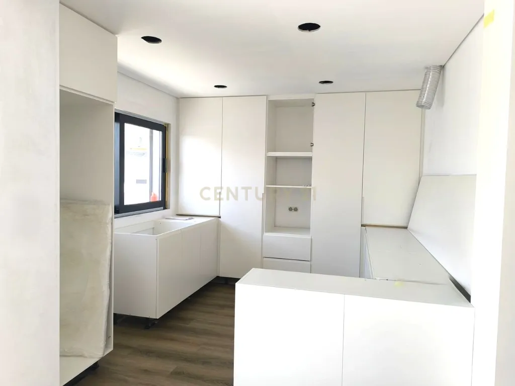 MORADIA CONTEMPORÂNEA T3+1 COM PISCINA NA CHARNECA DA CAPARICA – A 5 MINUTOS DA PRAIA! - Image 10