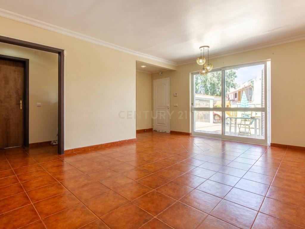 Moradia em Banda T3 com Sótão Aproveitado e Espaço Exterior – Casal Bolinhos, Azeitão - Image 2