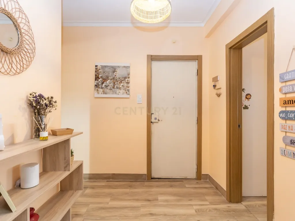 Apartamento T2(+1) Renovado com Logradouro de 100m² – Pronto a Habitar (Mobilado e Equipado) em Paio Pires - Oportunidade Única! - Image 2