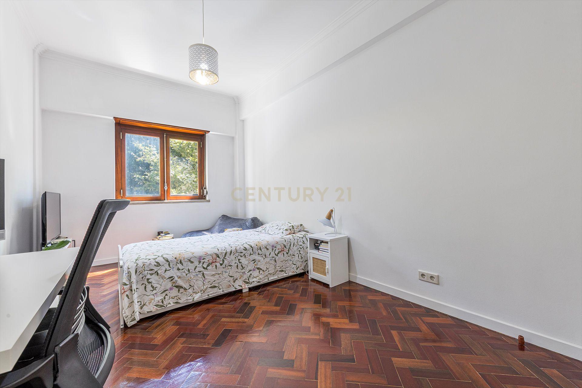 Fotografia 10 de APARTAMENTO T2|VARANDA|BENFICA|Rua José da Purificação Chaves