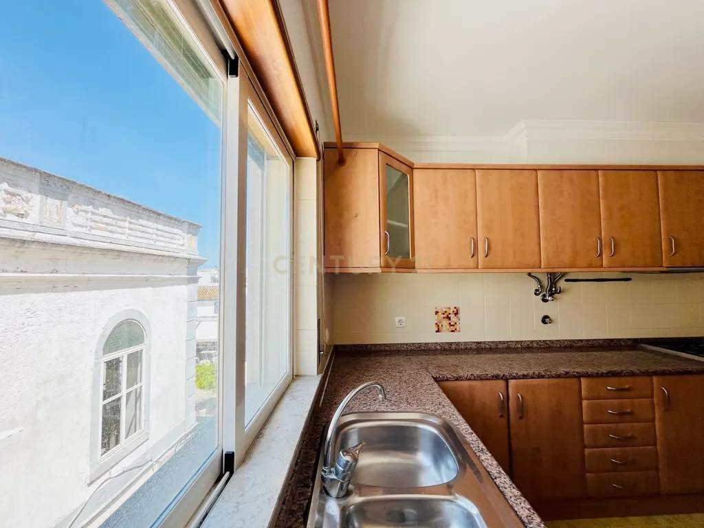 Apartamento T3 na Baixa de Olhão – Localização privilegiada junto à Praça da Floripes e Mercados Municipais - Image 10