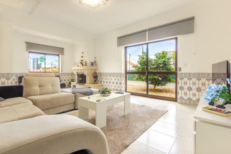 Moradia T4 com Vista para o Campo e Cidade em Localização Privilegiada -Charneca da Caparica, Almada - Image 1