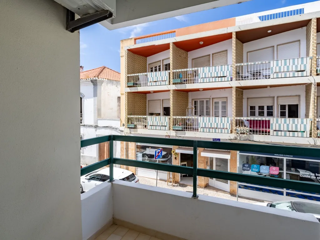T3 com Terraço Privativo no Centro de Faro - Image 11