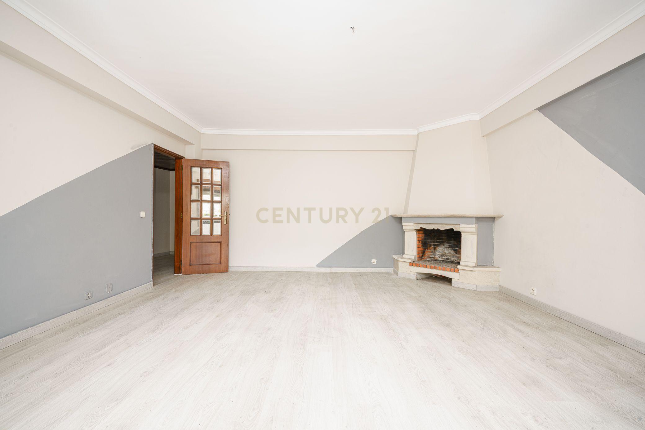 Apartamento T2 com Parqueamento, Varandas e Lareira - Perto do Centro da Cidade - Image 11