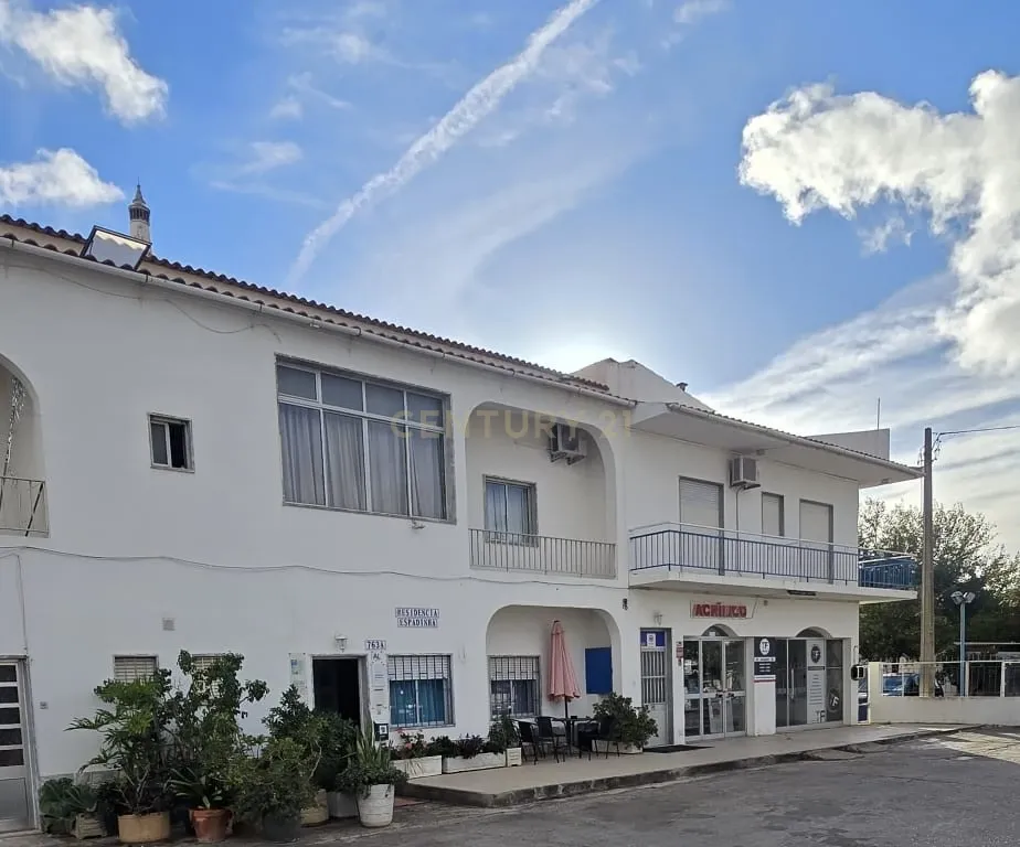 Prédio Misto em 4 estradas, Quarteira , Algarve com renda atual e potencial de otimização - Image 2