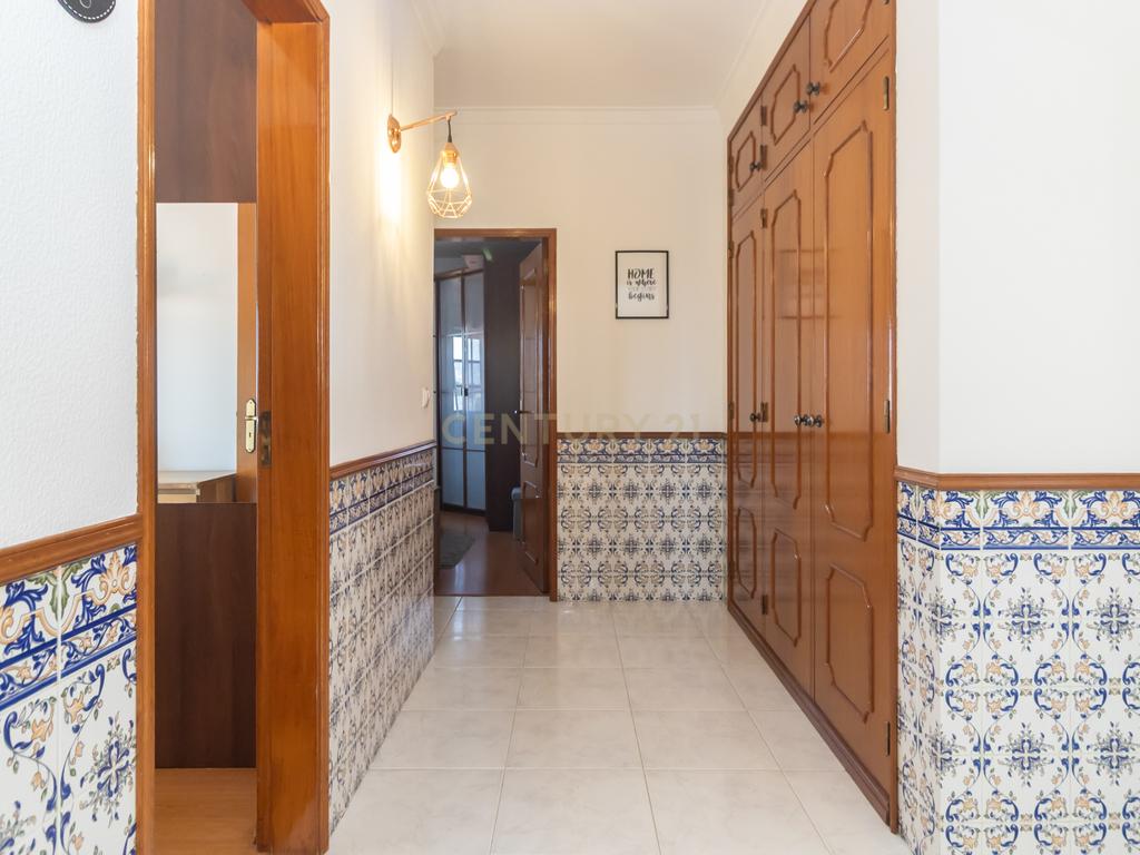 Apartamento T2 com Parqueamento, Elevador, Pronto a Habitar – Uma Oportunidade a Não Perder - Image 9