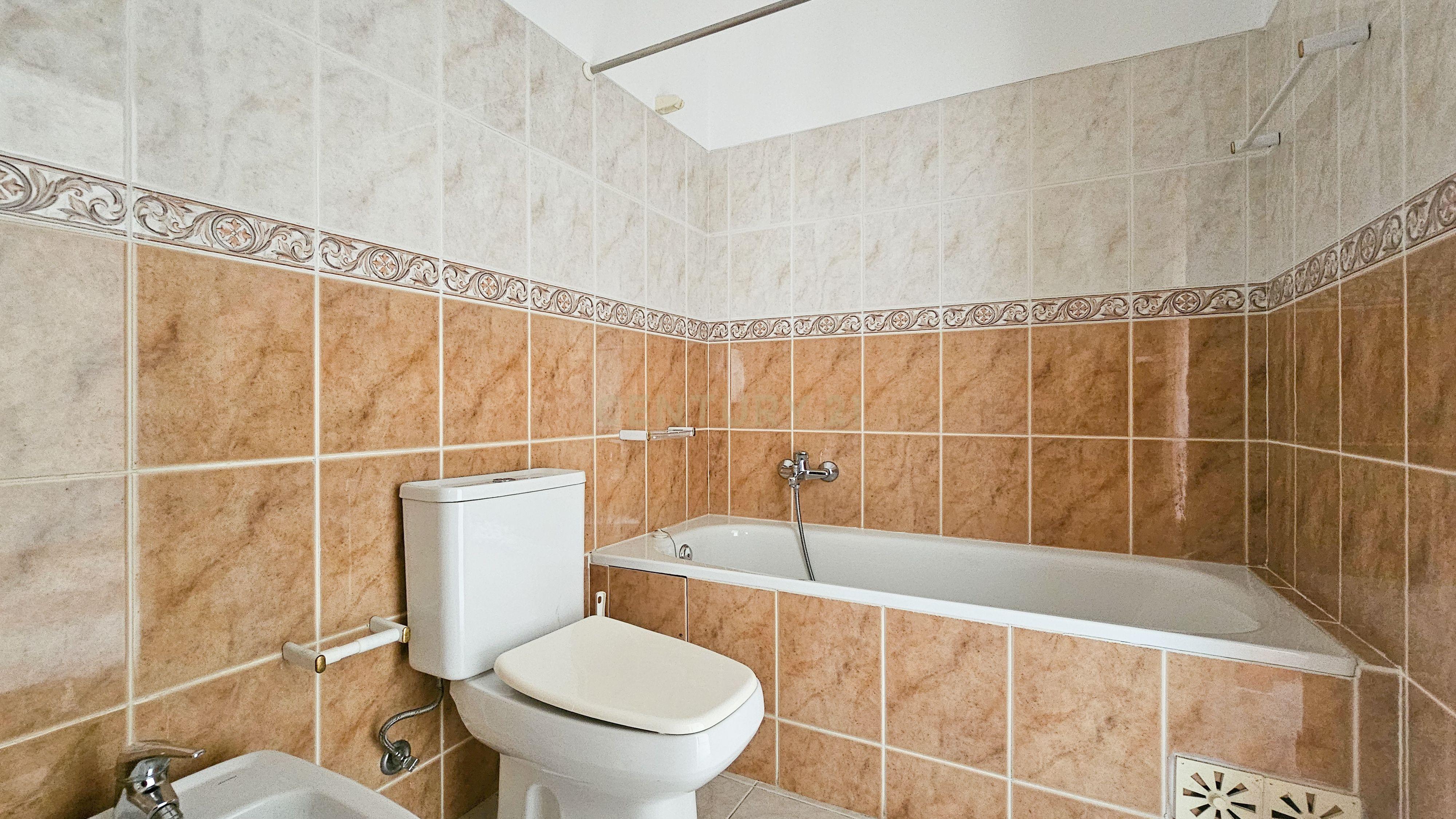 Apartamento T2 | Garagem Box | Arrecadação | Bom Estado | Varandas - Image 10
