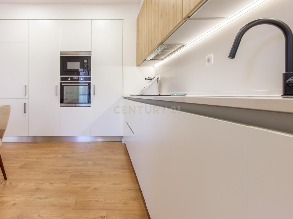 Moderno apartamento T3, com parqueamento e varandas em Santo António da Charneca, Barreiro - Image 4