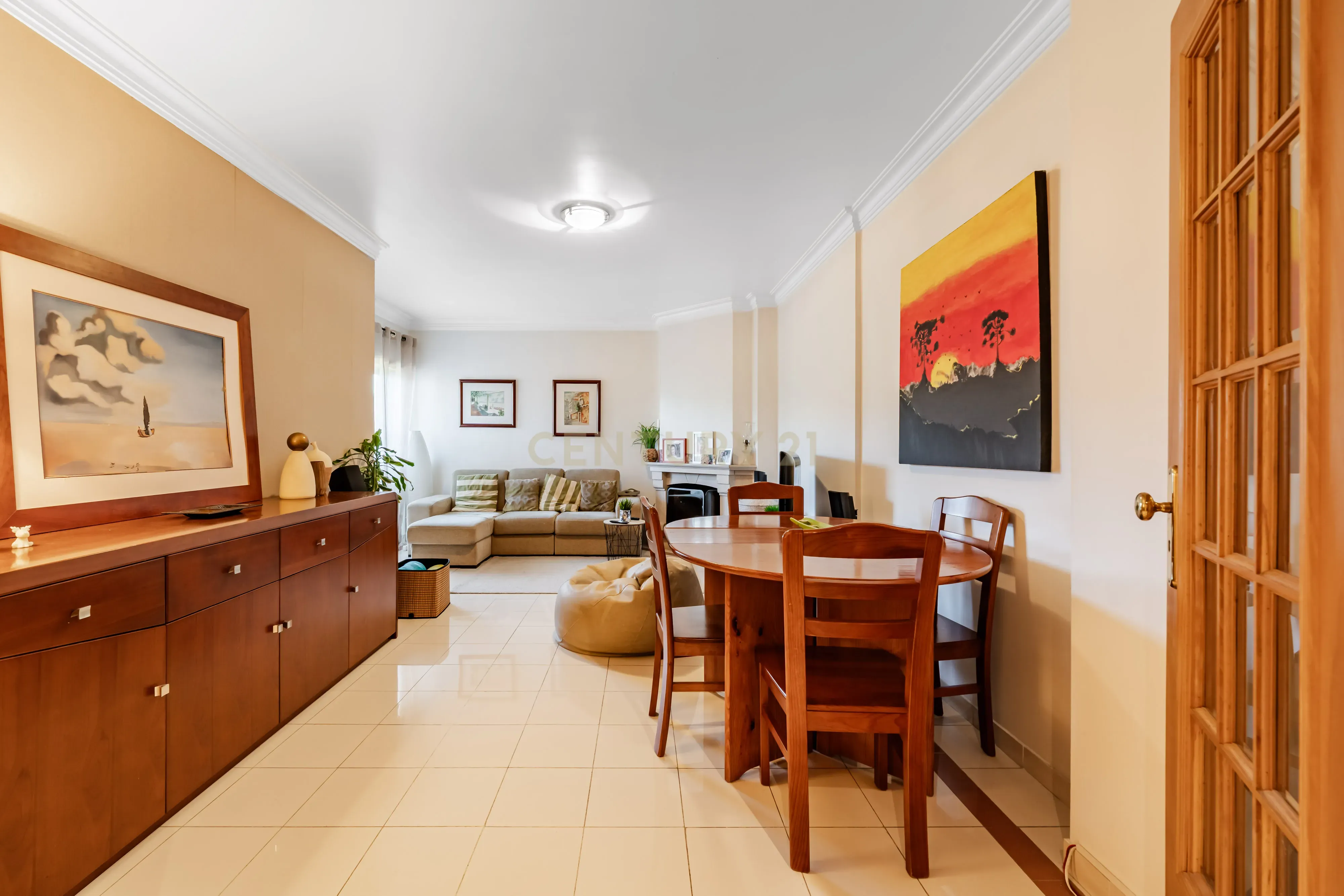 Apartamento T3 com Vista desafogada e parqueamento, no Feijó - Almada