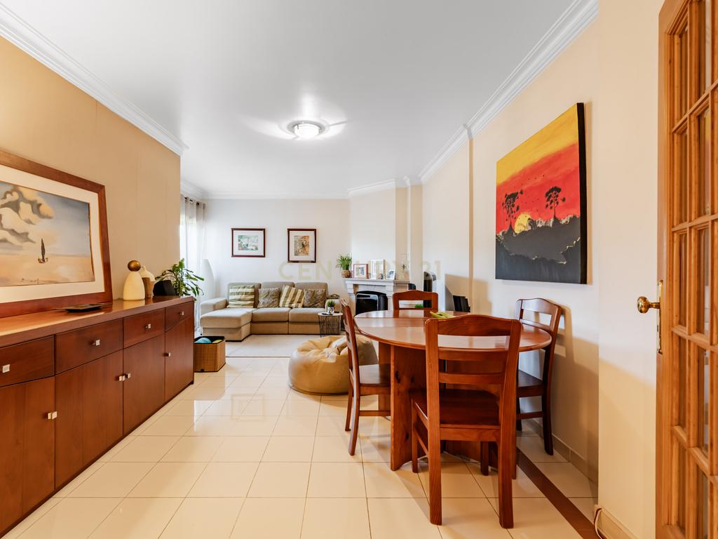 Apartamento T3 com Vista desafogada e parqueamento, no Feijó - Almada - Image 1