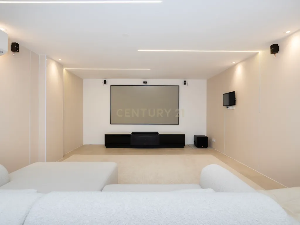 Moradia T5+1 Luxuosa no Estoril - Image 17